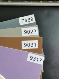 Vista detallada de cartulinas para marcos de 1 mm en varios colores con códigos numéricos