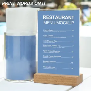 Dettaglio del porta menu in acrilico trasparente con base in legno naturale per ristoranti