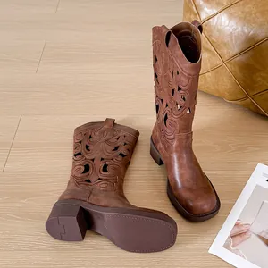 Stivali cowboy western marroni vintage con design traforato ricamato traspirante sul gambale