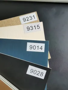 Vista detallada de muestras de paspartú texturizadas de varios colores con códigos modelo