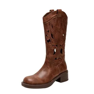 Stivali da cowboy Western marroni con scollo a V e design a ricamo traforato retrò