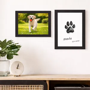 Set di cornici commemorative per animali in legno nero esposte in un ambiente domestico accogliente