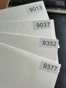 Vista detallada de varias texturas de paspartús blancos de 1 mm para marcos de fotos