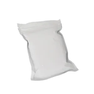 Sachet blanc scellé avec de l'argile ultralégère pour empreintes de mains de bébé