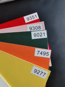 Detalle de varias muestras de cartón de montaje de colores con etiquetas de código