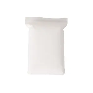 Détail de l'argile blanche douce séchant à l'air pour les empreintes de bébé