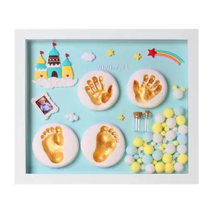 DIY αναμνηστική κορνίζα για αποτυπώματα χεριών και ποδιών μωρού με χρυσό πηλό