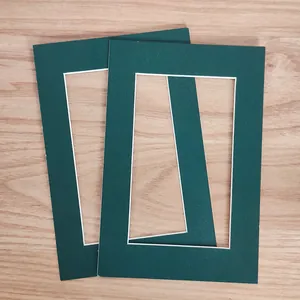 Dos paspartús verde oscuro de 1 mm de grosor sobre fondo de madera