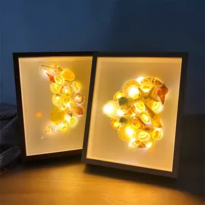 Cornici creative fai-da-te con conchiglie e luce notturna a LED calda