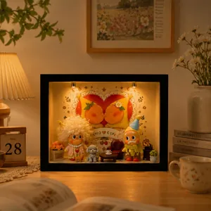 Detalle de vitrina de caja de sombra DIY con luces LED y lindas figuras en miniatura