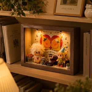 Primer plano de una caja de madera iluminada con escena de muñecos en miniatura en repisa