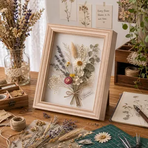 Detalle de marco vitrina con ramo de flores secas y tarjeta decorativa Life is Poetry