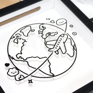 Primer plano de la ilustración de globo y avión en caja de almacenamiento de entradas