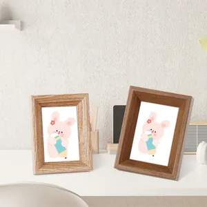 Paire de mini cadres photo en bois de 3 pouces en finitions naturel et noyer sur un bureau.