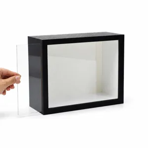 Vista detallada del panel acrílico transparente extraíble para vitrina de marco antipolvo