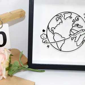 Detalle de la caja de recuerdos de viaje con diseño de globo y avión en arte de alambre