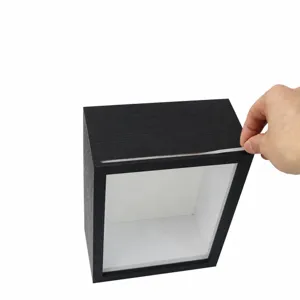 Detalle del panel transparente extraíble y la junta de silicona de la vitrina negra
