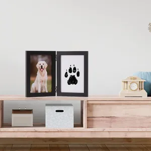 Cornice commemorativa in legno nero per animali con foto di cane e impronta.