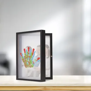 Détail d'un cadre commémoratif en bois noir pour empreintes de mains familiales DIY