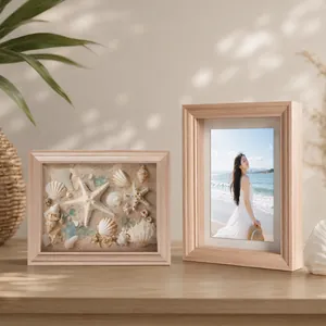 Detalle de marcos de madera tipo caja con especímenes de conchas y una foto de retrato