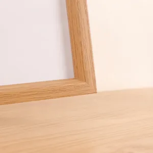 Primer plano que muestra la textura natural de la esquina de un marco de madera