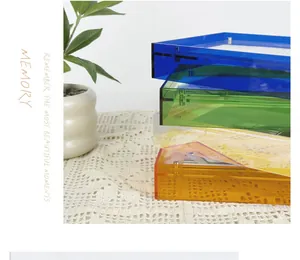 Pile de cadres photo en acrylique translucide coloré pour bureau ou décoration murale