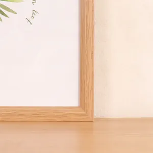 Primer plano detallado de la esquina de un marco de fotos de madera con veta de madera natural