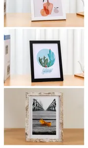 Varios estilos de marcos de fotos minimalistas de madera sobre un escritorio de madera