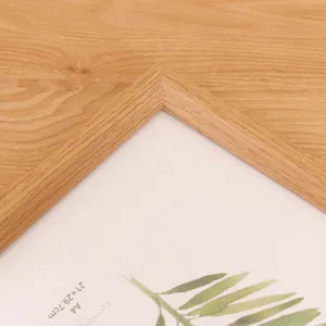 Primer plano detallado de un marco de fotos minimalista de madera A4 con junta de inglete.