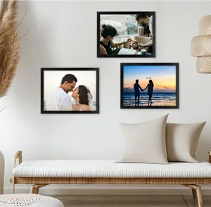 Lot de cadres photo noirs minimalistes 8,5x11 pouces A4 sur un mur blanc de salon
