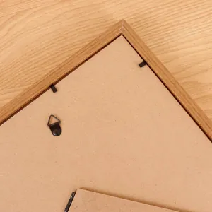 Vista trasera detallada de un marco de fotos de madera minimalista con gancho y clips de metal