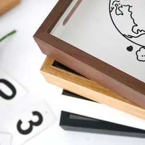 Vista de cerca de cajas de madera apiladas para guardar entradas, varios colores
