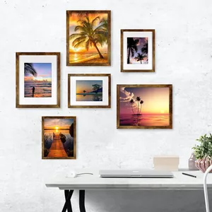 Vue détaillée de cadres photo en bois faits main disposés en mur de photos décoratif