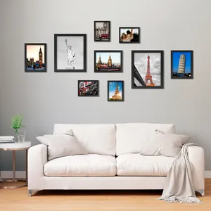 Juego de marcos de fotos de madera negros modernos en una galería de pared de salón