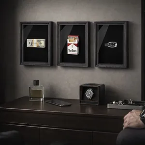 Cadres d'affichage 3D noirs pour souvenirs sur un élégant mur gris foncé raffiné