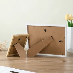 Vista trasera de marcos de fotos de madera minimalistas con soportes y ganchos