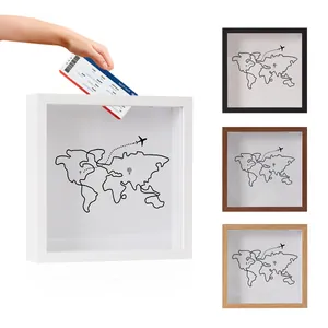 Gros plan d'un cadre de voyage avec carte du monde pour conserver les talons de billets