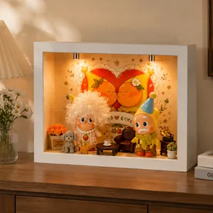 Vista detallada de la caja de sombra con luz LED, figuritas y cálida iluminación interna.