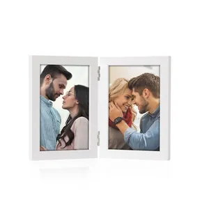 Vista detallada de un marco de fotos doble plegable de madera blanca para fotos de 6 pulg.