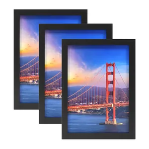 Vue détaillée de trois cadres photo noirs élégants affichant une scène de pont au coucher du soleil.