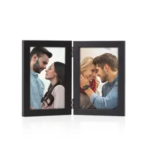 Primer plano de un marco de fotos plegable negro con bisagras para dos fotos