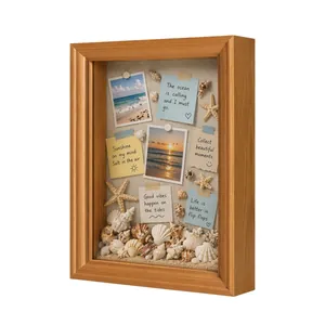 Detalle de un marco de fotos 3D de madera con decoración de tema oceánico y conchas