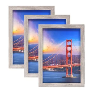 Vue détaillée de cadres photo en bois clair avec impressions de paysage du Golden Gate