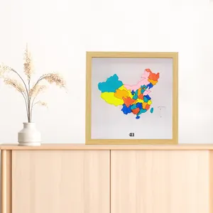 Cadre de mémoire carré en bois moderne exposé sur un meuble en bois minimaliste
