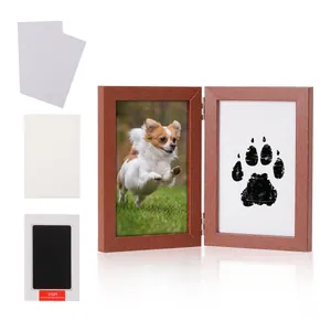 Dettaglio kit memoria animali con cornice in legno e tampone impronta senza inchiostro