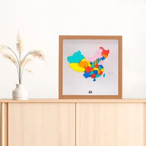 Cadre boîte à souvenirs en bois pour billets avec un design de carte très colorée.