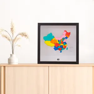 Cadre vitrine noir élégant pour souvenirs de voyage avec une carte de la Chine colorée
