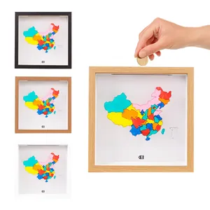 Cadre boîte en bois pour billets de voyage et pièces avec design de carte colorée interne