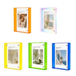 Lot de cinq cadres photo modernes en acrylique coloré pour une décoration de bureau