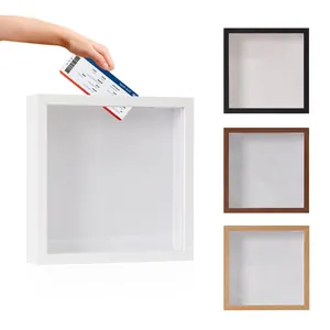 Gros plan montrant l'insertion d'un billet dans un cadre photo 3D blanc de 3 cm.